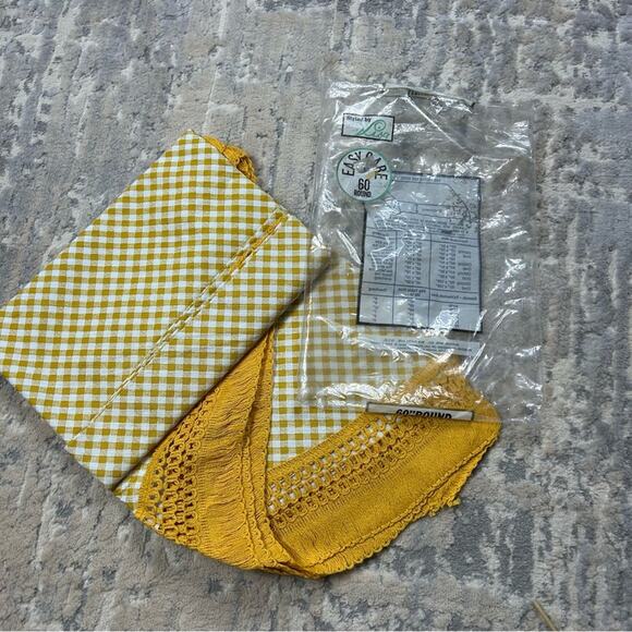 NOS Styled by Lisa 60” Round Vinyl Tablecloth Harvest Gold & White Check 1970s - Picture 2 of 8